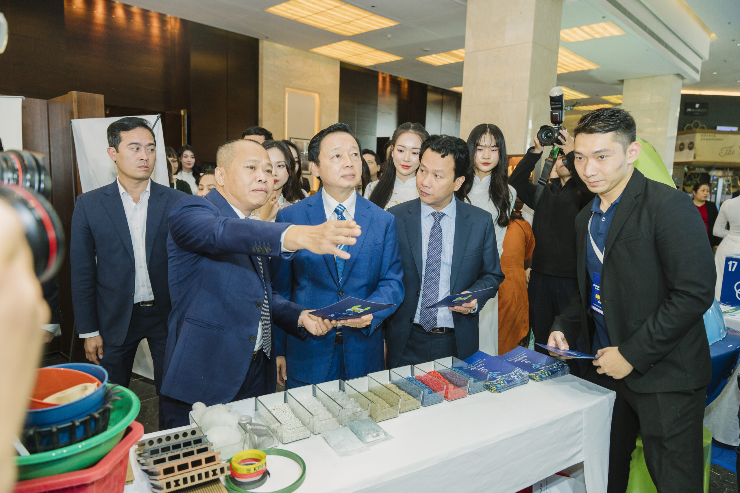 Deputy Prime Minister Tran Hong Ha visited XanhNét’s exhibition booth